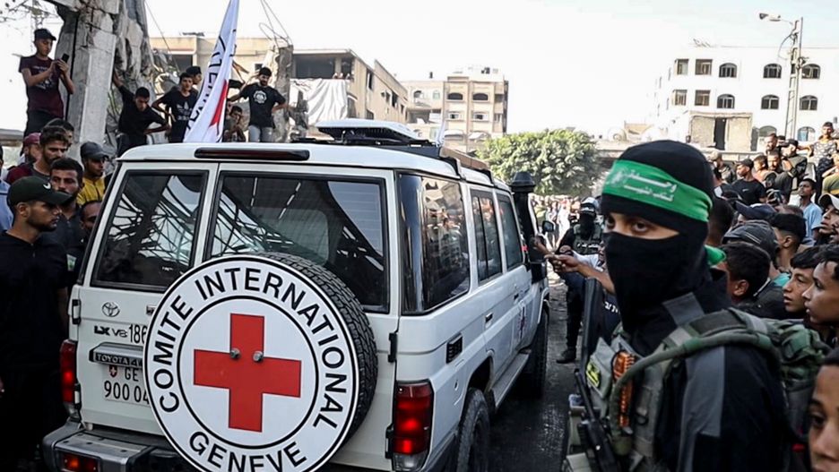 GAZA CITY, GAZA - OCTOBER 13: Hamas members hand over some of the 20 Israeli hostages to International Committee of the Red Cross (ICRC) teams as part of the ceasefire and hostage-prisoner exchange agreement between Hamas and Israel on October 13, 2025 in Gaza City, Gaza. The ICRC announced on Monday morning the start of the process of releasing Israeli hostages in the Gaza Strip as part of a ceasefire agreement. (Photo by Khames Alrefi/Anadolu via Getty Images)