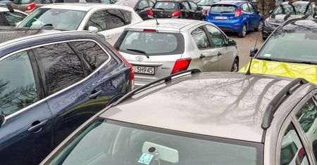 "Wolę dokuśtykać". Ceny parkowania pod szpitalem. Pacjenci komentują