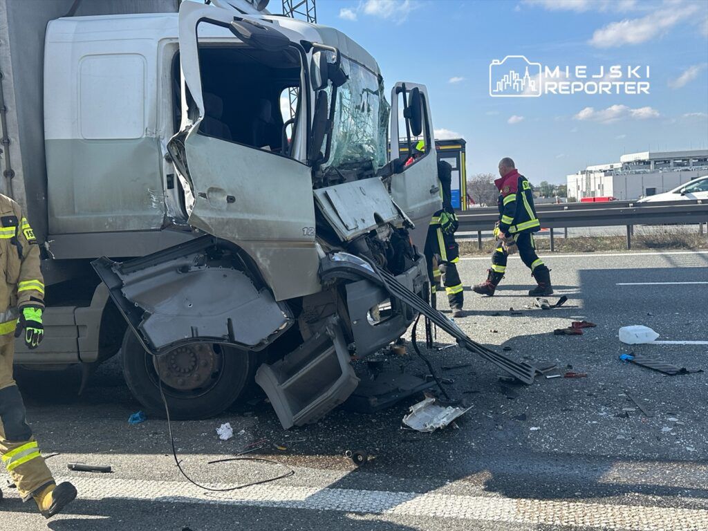 Poważne zderzenie trzech pojazdów na trasie S8. Kierowca ciężarówki był zakleszczony