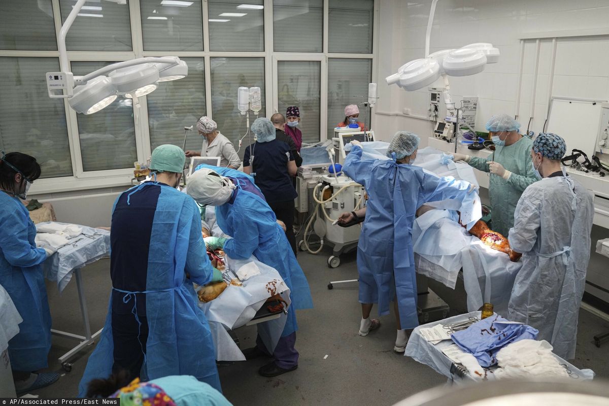 Pracownicy medyczni opatrujący rannych w szpitalu w Mariupolu 
