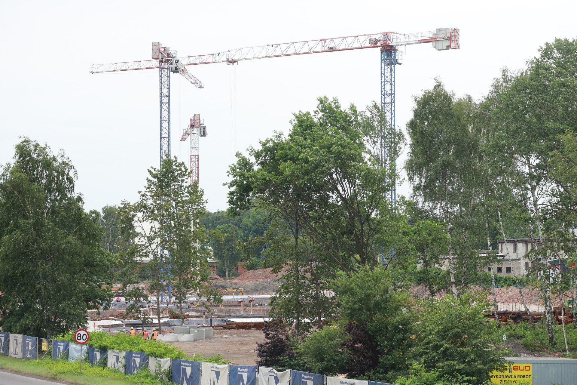 Zainstalowano żurawie wieżowe, umożliwiające realizację kolejnych etapów konstrukcji żelbetowej nadziemia.
