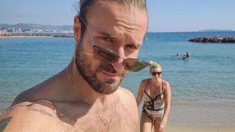 Otoczony wianuszkiem kobiet Piotr Stramowski na południu Francji