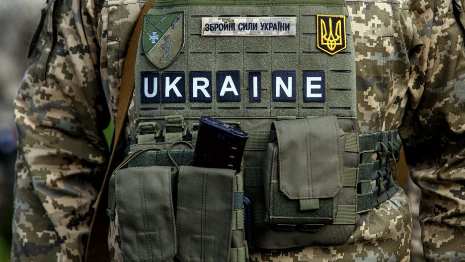 Wojna w Ukrainie - ?wiczenia obrony terytorialnejZAKARPATTIA REGION, UKRAINE - MAY 31, 2022 - The letters on a bulletproof vest worn by a serviceman form the word 'Ukraine' during the combat drills of the Zakarpattia Region Territorial Defence Forces, Zakarpattia Region, western Ukraine. This photo cannot be distributed in the Russian Federation.Serhii Hudak