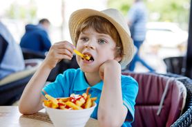 Śmieciowe jedzenie niebezpieczne dla dziecka. Może powodować alergie pokarmowe