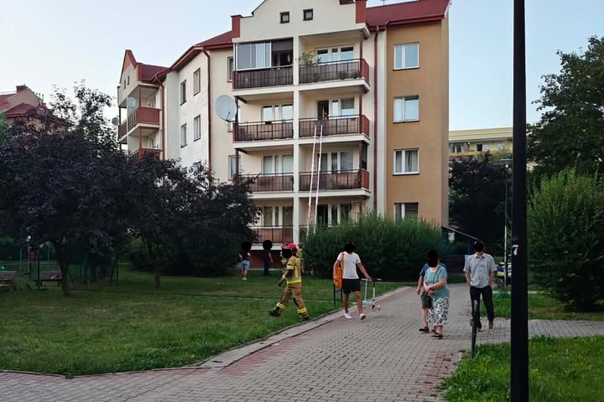 Młoda kobieta wypadła z okna mieszkania przy ul. Bursztynowej
