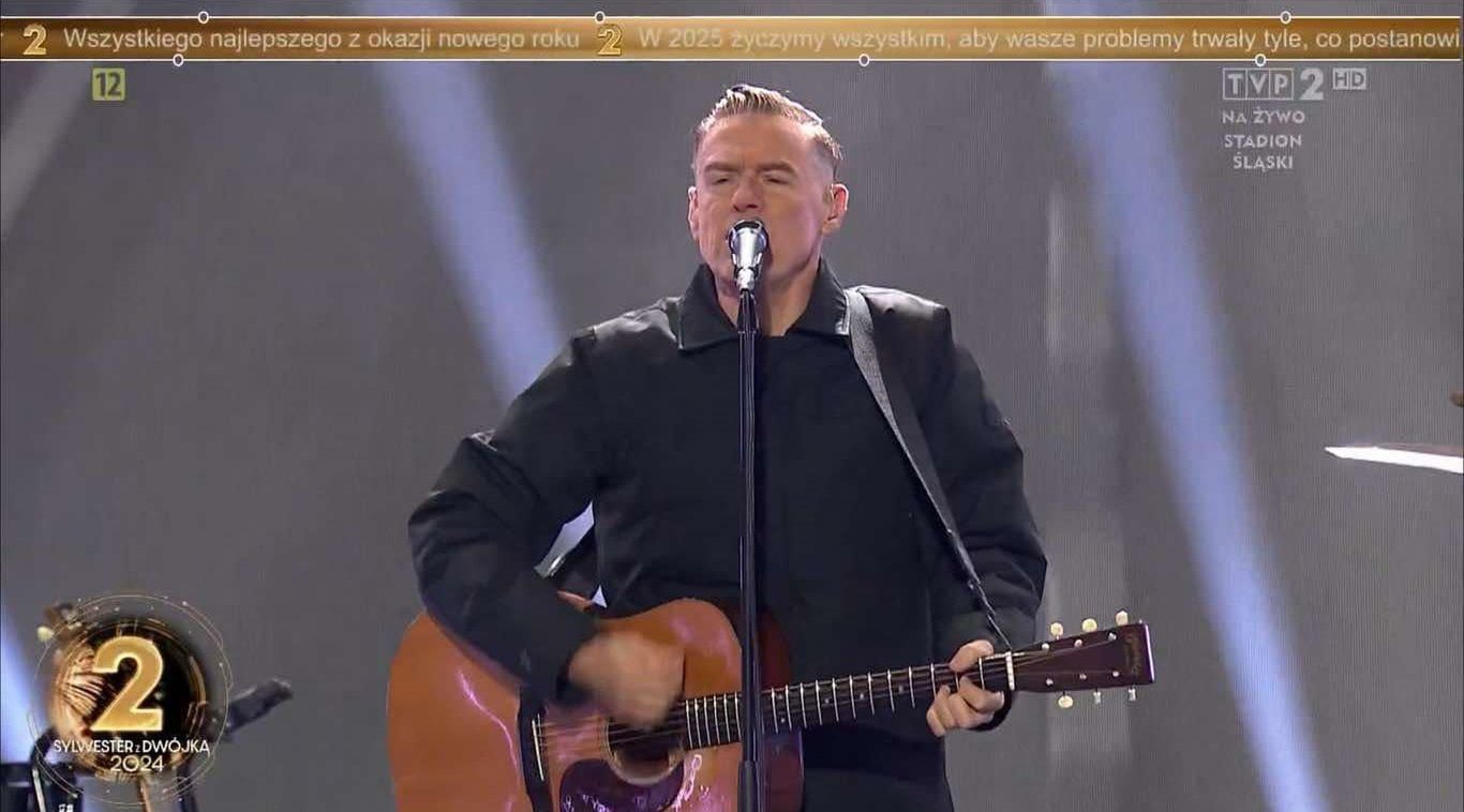 Bryan Adams podczas występu w TVP