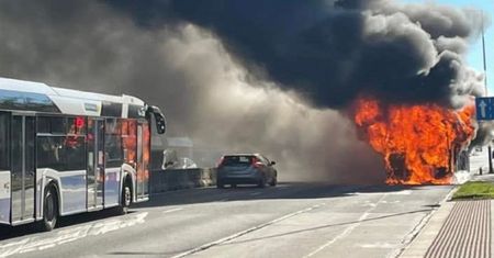 Utrudnienia w Krakowie. Pożar autobusu hybrydowego