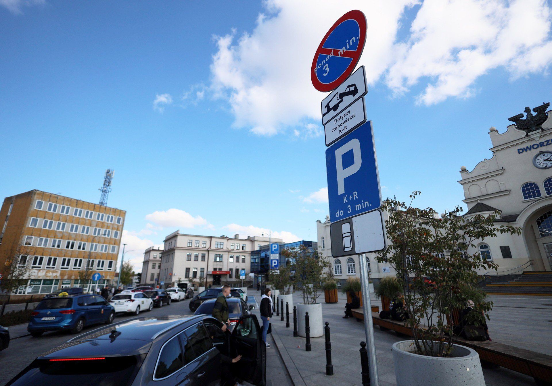 Zmiana oznakowania na miejscach parkingowych K+R przy Dworcu PKP.