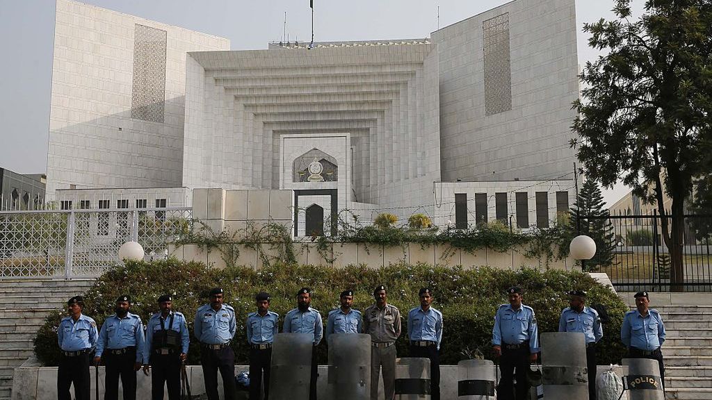 Na zdjęciu policjanci pilnujący Sądu Najwyższego w Pakistanie, gdzie w 2016 r. był proces premiera Nawaza Sharifa
