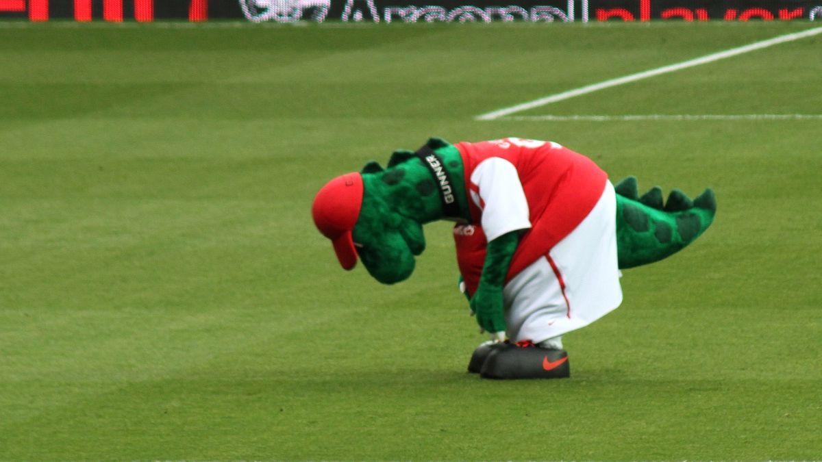 Gunnersaurus na stadionie Arsenalu w Londynie