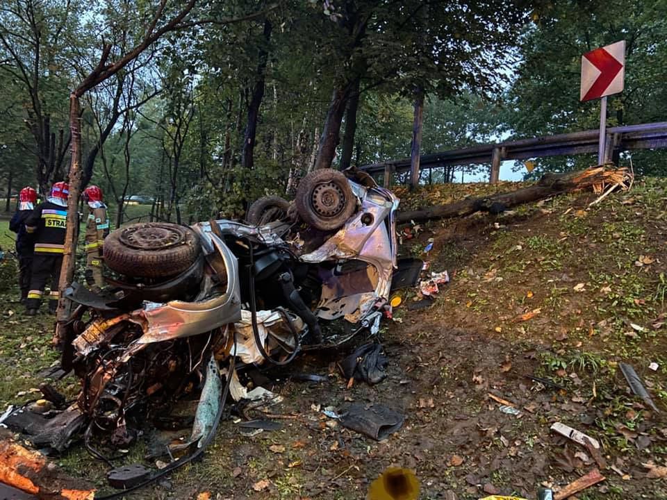 Koszmarny wypadek w Katowicach. Z auta został wrak. Ofiary mają 20 i 21 lat