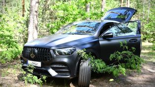 Błyskawiczna akcja policji! Pijany złodziej ukradł Mercedesa na oczach właścicielki