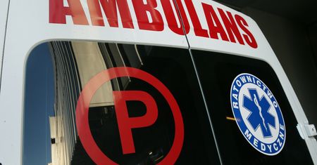 Wypadek pod Siedlcami. Kierowca zakleszczony w aucie