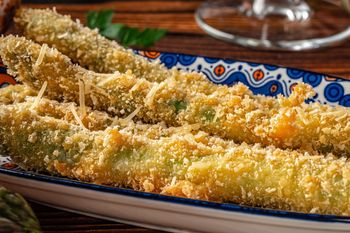 Wiosenne łodygi smażę w panierce. W tej formie są nie tylko dodatkiem do mięsa