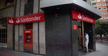 Masowe wypłaty z kont Santandera. "Tata nie udostępniał karty"