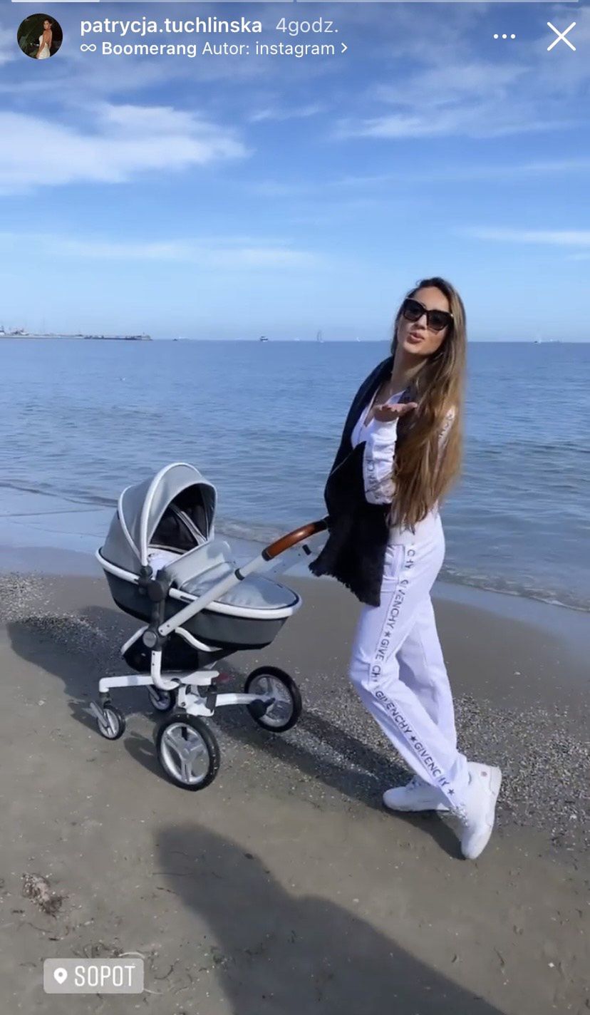 Partnerka miliardera Patrycja Tuchlińska spaceruje z wózkiem, chwaląc się dresem GIVENCHY