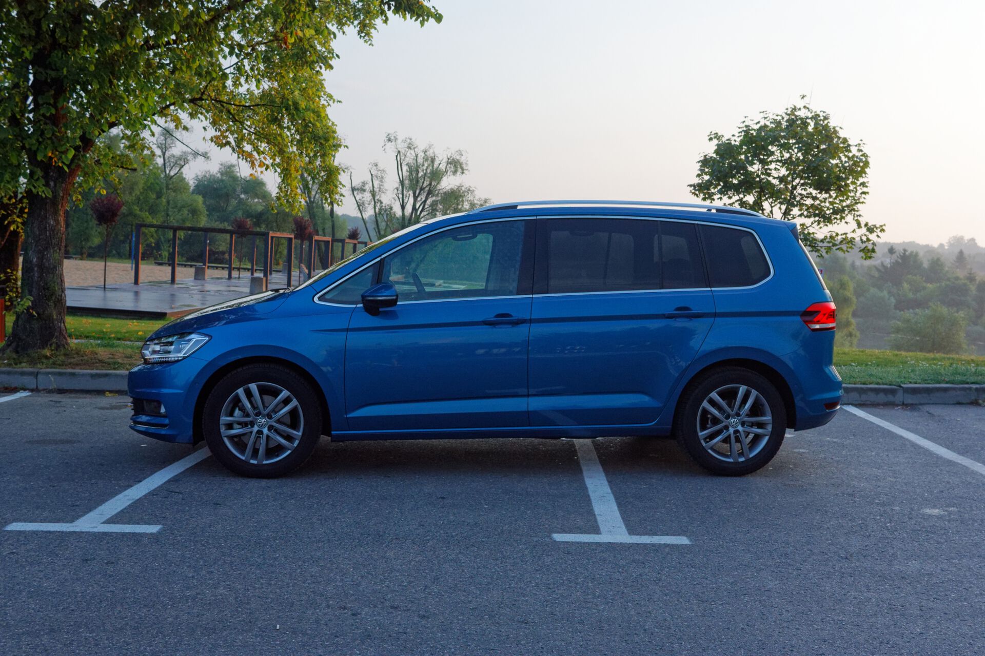 Touran nie wyłamuje się z założeń stylistycznych, do których przyzwyczaił nas Volkswagen