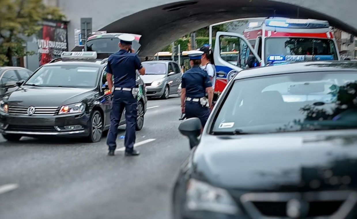 Zakrwawiony kierowca taksówki otrzymał pomoc od strażaka