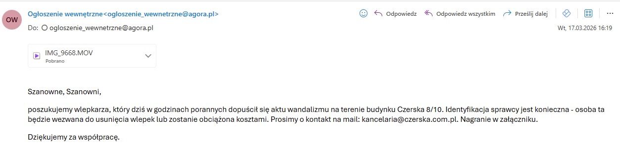 Agora poszukuje wlepkarza. Okazał się nim Wojciech Czuchnowski. 