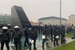 Strajk Kobiet w Warszawie. Otoczony pomnik. "Proszę się nie bać"