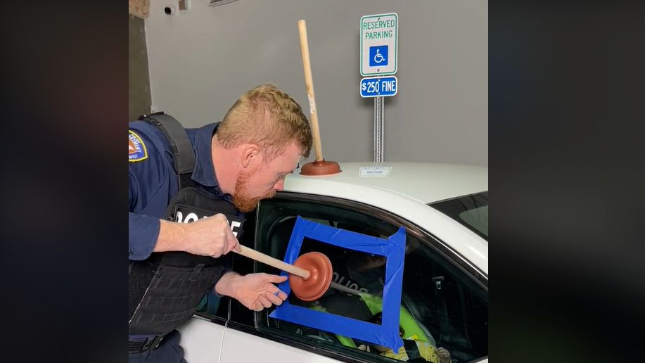 Policjant pokazuje, co zrobić, gdy zatrzaśniemy kluczyki w aucie. Internauci podzieleni