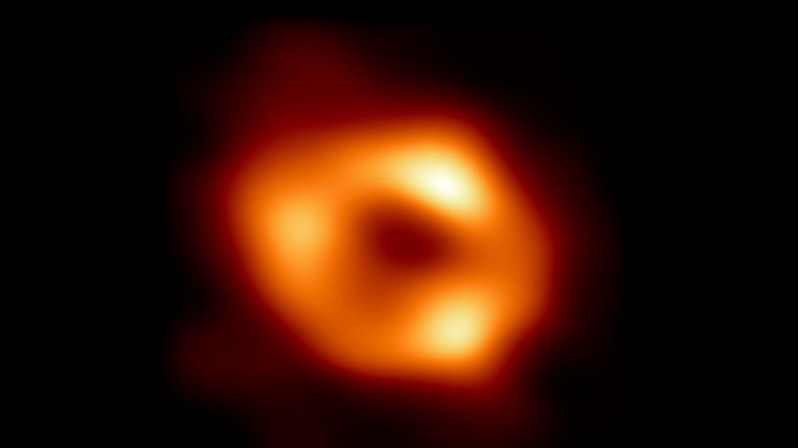 Event Horizon Telescope pokazali, znajdującą się w centrum Drogi Mlecznej, supermasywną czarną dziurę Sagittarius A