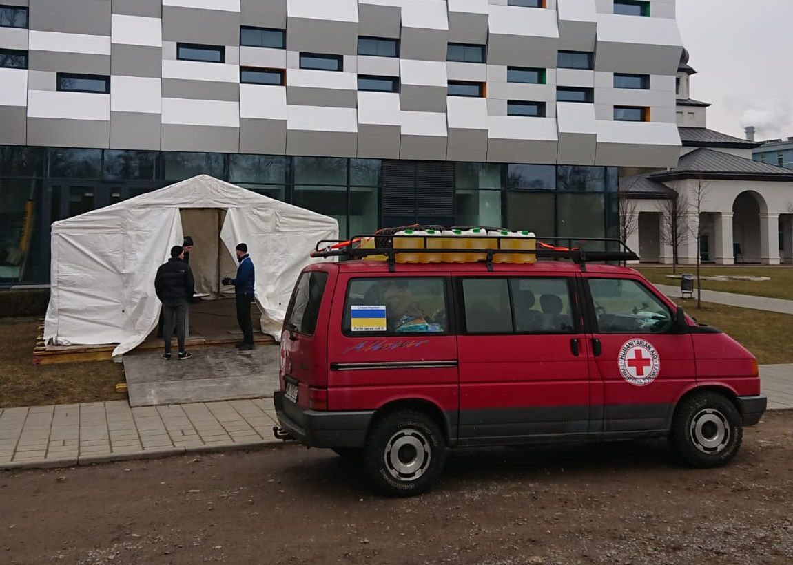 Polacy i Volkswagen Multivan T4 niosą pomoc w Ukrainie