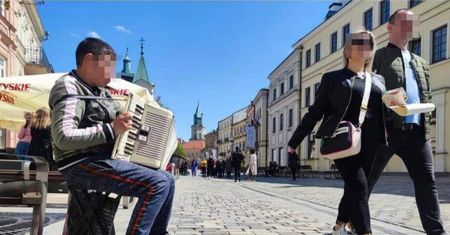 Piesek uratowany. Co z dzieckiem żebrzącym w centrum miasta?