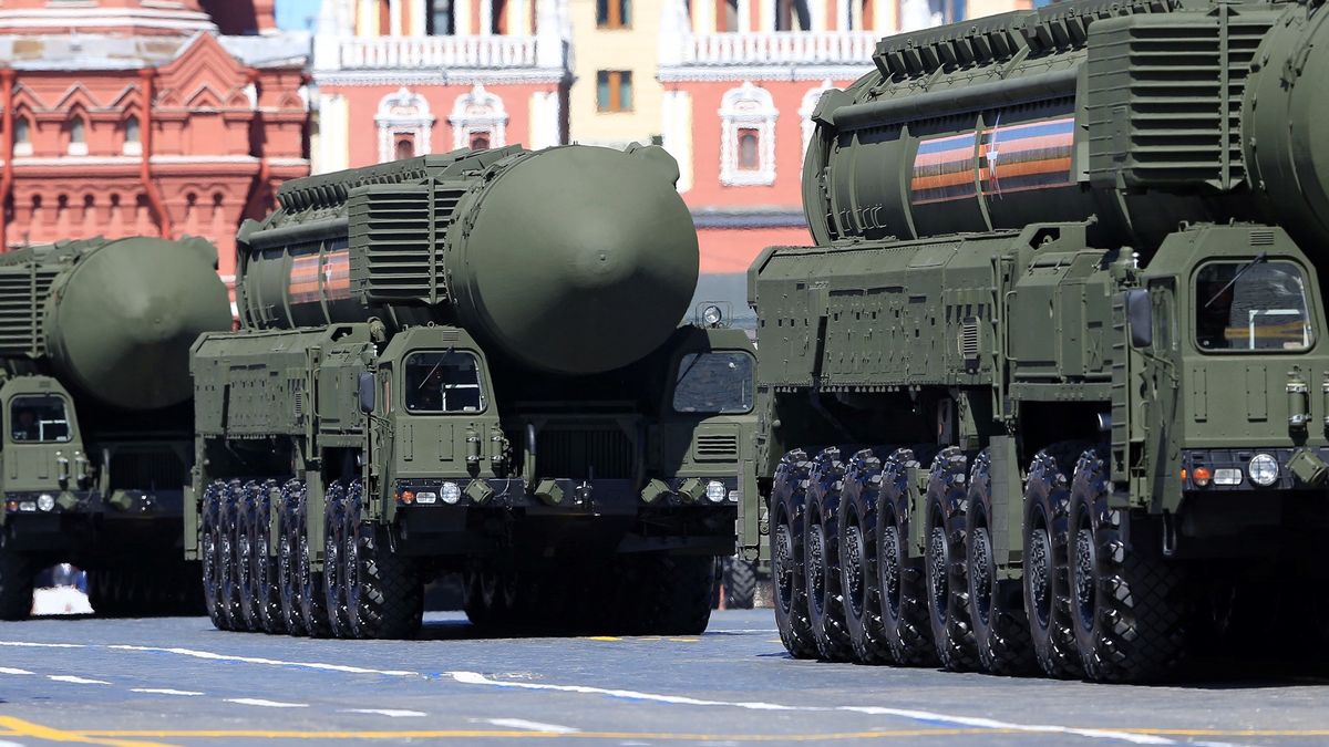 Na zdjęciu rosyjskie wyrzutnie pocisków balistycznej RS-24 podczas parady w Moskwie, 2018 rok