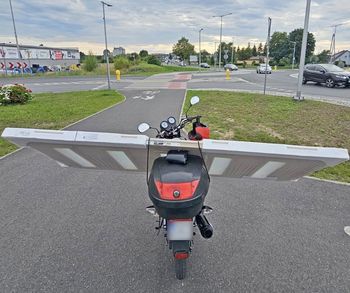 Świecie: Wiózł drzwi na motorowerze. Interweniowała policja