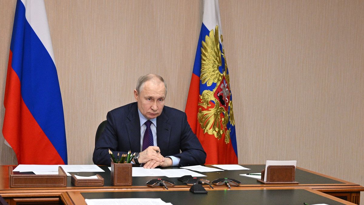 Russian President Vladimir Putin chairs a meeting on the timber industry's development via video conference during a visit to the Ustianskiy timber complex in Arkhangelsk region, Russia, 10 February 2023. Putin held meetings on the development of the timber industry complex during a working visit to the Arkhangelsk region. EPA/ALEXEY FILIPPOVSPUTNIK/KREMLIN POOL MANDATORY CREDIT Dostawca: PAP/EPA.