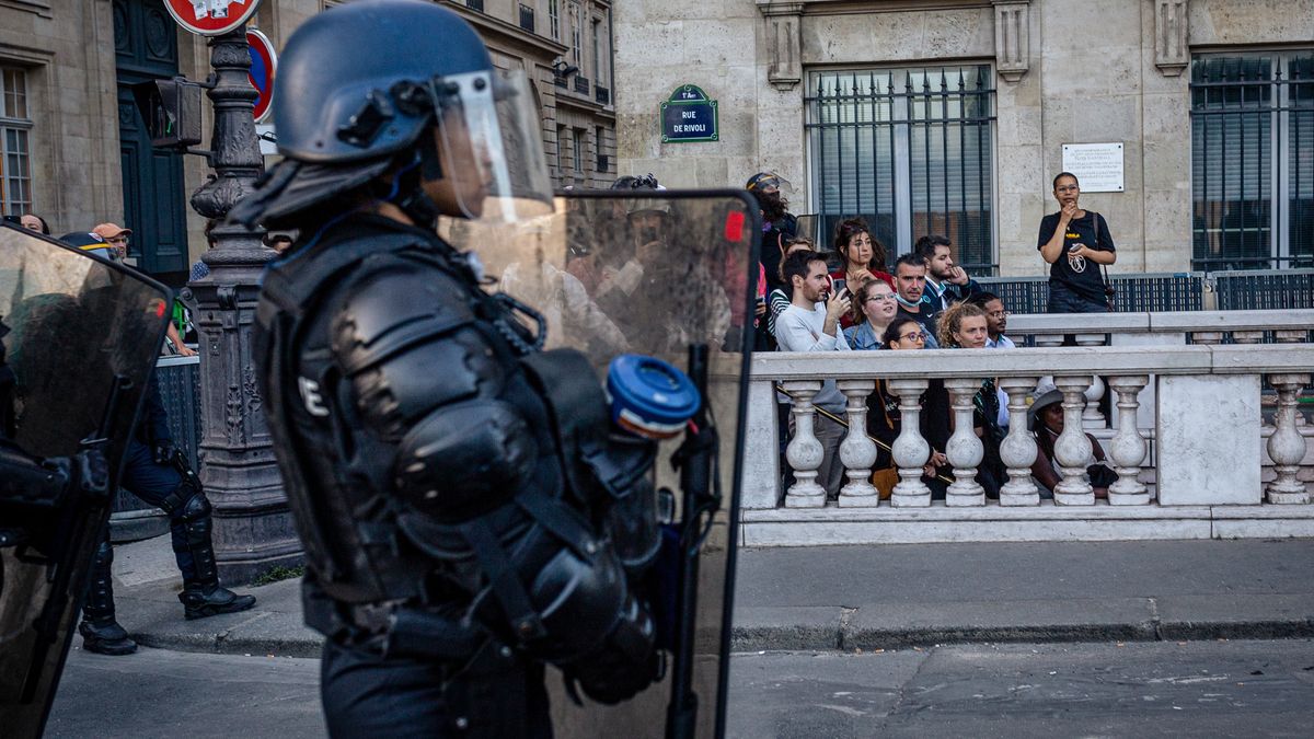 Tylko w regionie paryskim straty materialne w samej komunikacji sięgają 20 mln euro. Do miasta ściągnięto posiłki: wojsko i policję z innych regionów