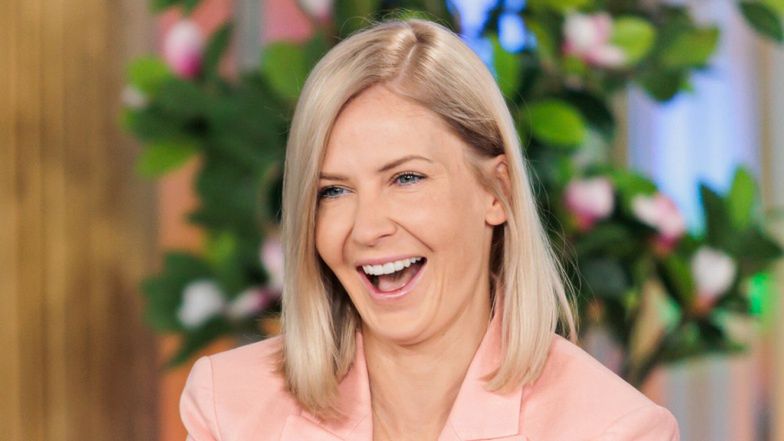 Edyta Pazura pozuje TOPLESS i zasłaniając się różami czaruje internautów: "Jak już się człowiek ODPICUJE, to mucha nie siada" (FOTO)