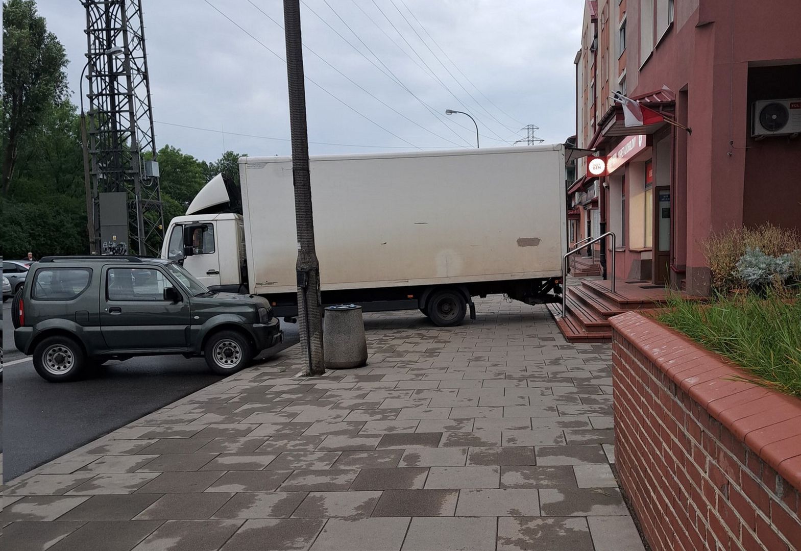 Tak zaparkowali kierowcy w Warszawie. "Tam to standard"