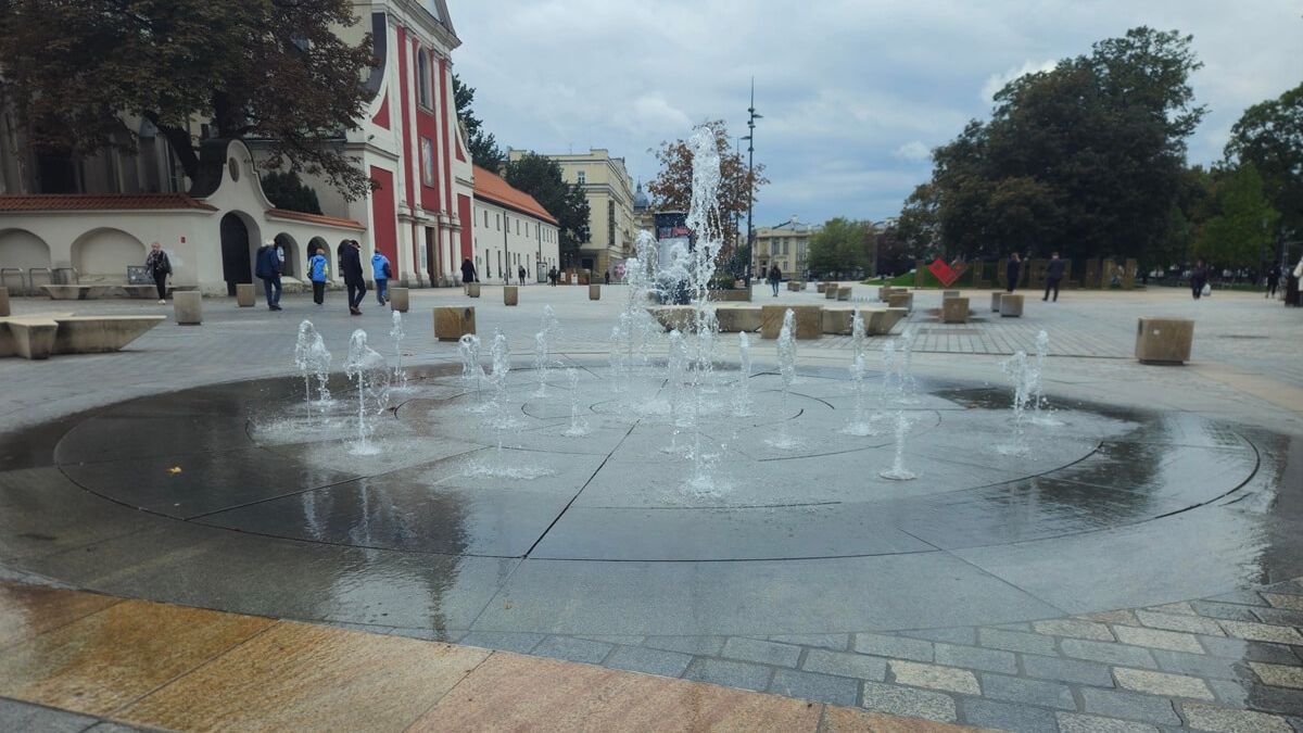 Działająca fontanna okrągła na Placu Litewskim