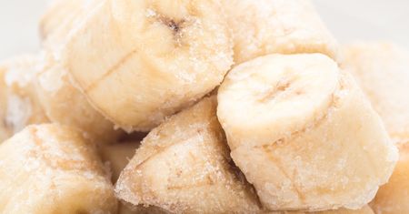 Kroje banany wkładam do zamrażalnika. Po zmieszaniu z innym produktem mam najprostszy deser na upał