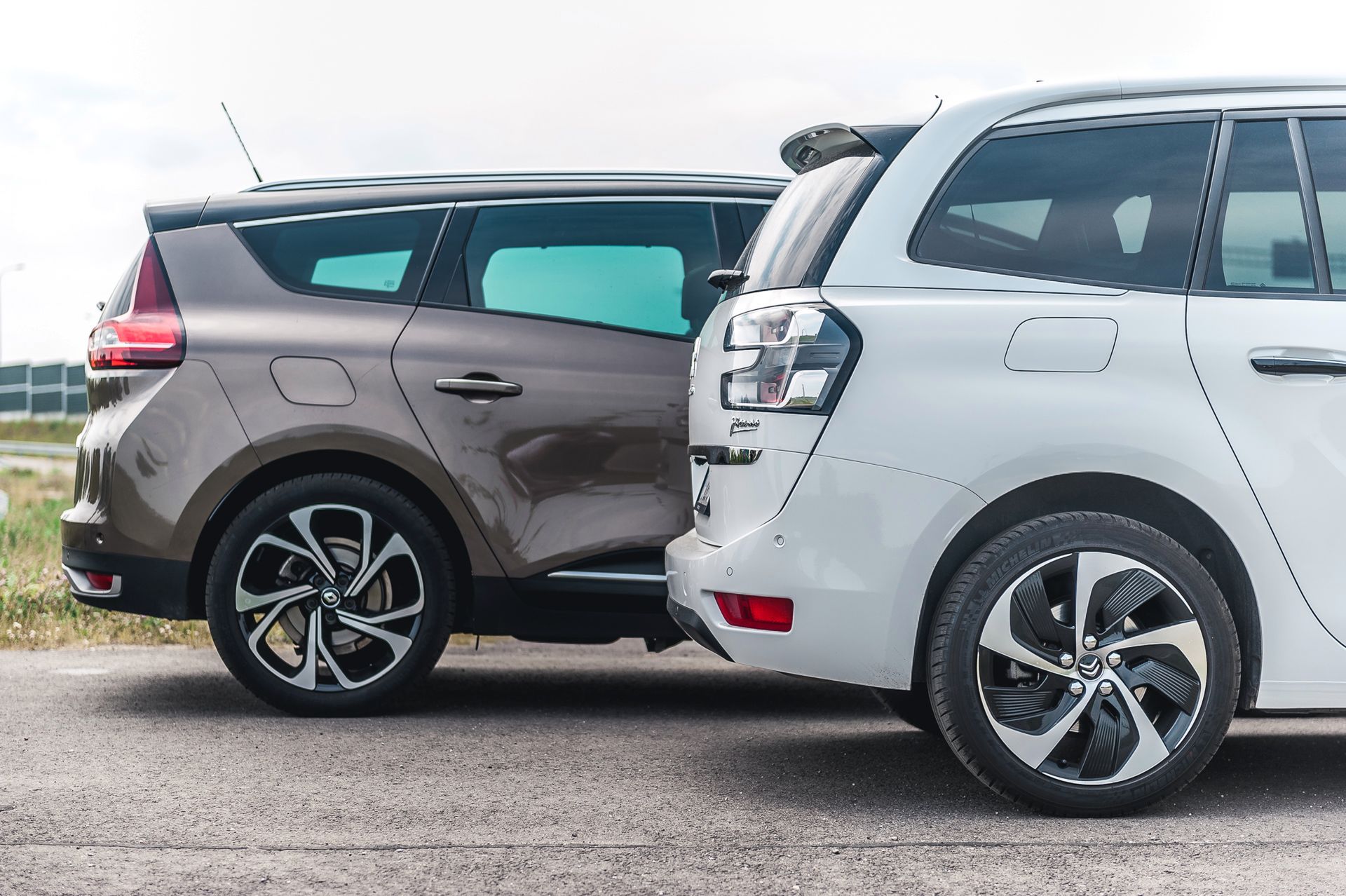 Citroen Grand C4 Picasso i Renault Grand Scenic - tyły samochodów