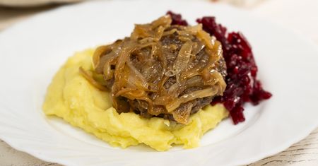 Wystarczy jeden kęs, aby poczuć się jak na obiedzie u babci. Rumsztyk wołowy z duszoną cebulką nigdy nie zawodzi