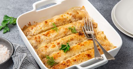 Zapiekane naleśniki z pieczarkami i żółtym serem