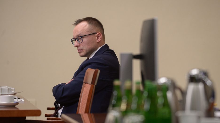 Warszawa, 19.01.2024. Były wiceminister aktywów państwowych, członek zarządu Narodowego Banku Polskiego Artur Soboń podczas posiedzenia sejmowej komisji śledczej do zbadania legalności, prawidłowości oraz celowości działań podjętych w celu przygotowania i przeprowadzenia wyborów Prezydenta Rzeczypospolitej Polskiej w 2020 r. w formie głosowania korespondencyjnego, 19 bm. w Sejmie w Warszawie. (jm) PAP/Marcin Obara