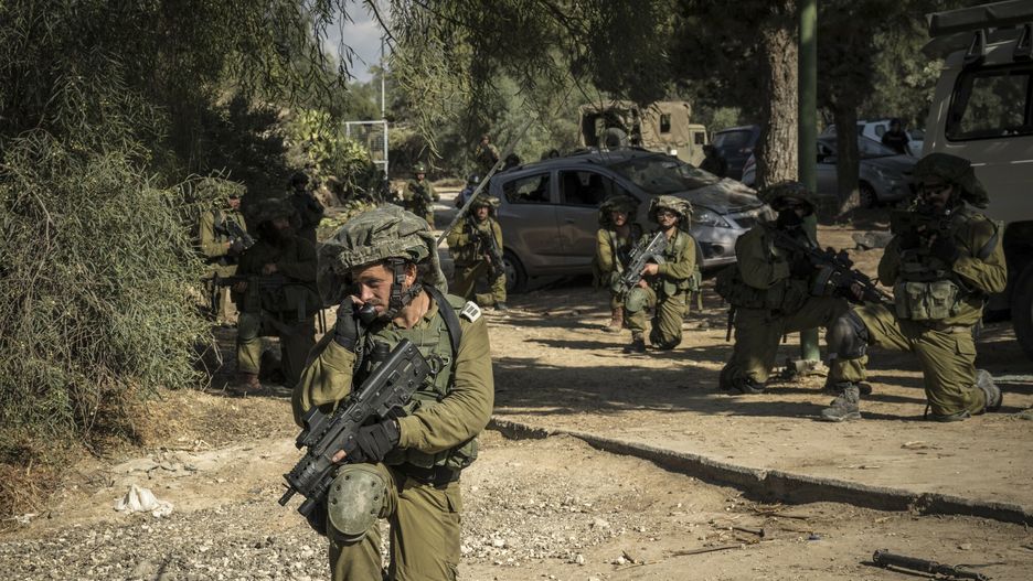 Wojna izraelsko-palesty?ska
Israeli soldiers secure the perimeter near the border with Gaza in Kfar Azza, Israel, on Sunday, Oct. 15, 2023. The Biden administration has grown increasingly anxious in recent days that Israel's enemies may seek to widen the war with Hamas by opening new fronts, a move that could compel the United States to enter the conflict directly with air and naval forces to defend its closest ally in the region. (Sergey Ponomarev/The New York Times)
SERGEY PONOMAREV