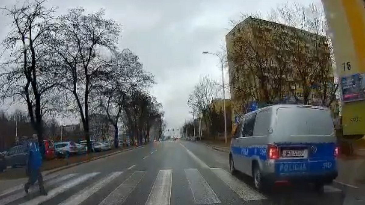 Kamera samochodowa nagrała, jak policyjny radiowóz nie zatrzymał się przed przejściem dla pieszych, by przepuścić przechodniów. 