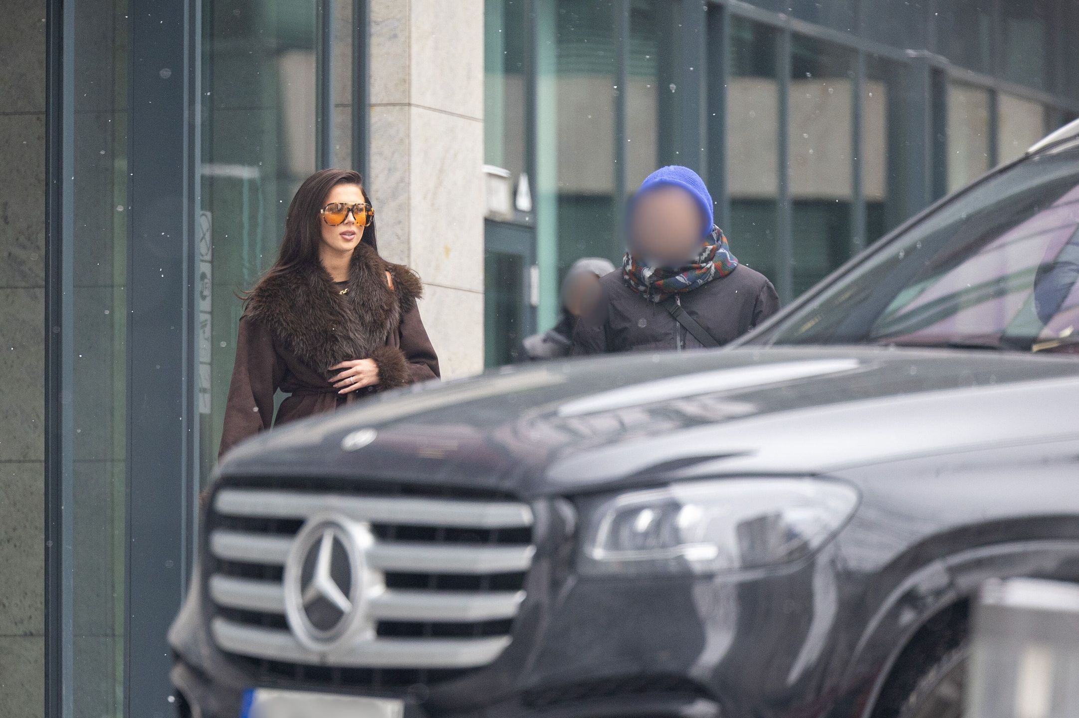 Roksana Węgiel idzie do swojego mercedesa.