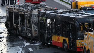 Potężny pożar autobusu w Warszawie. Ogień pojawił się w czasie kursu