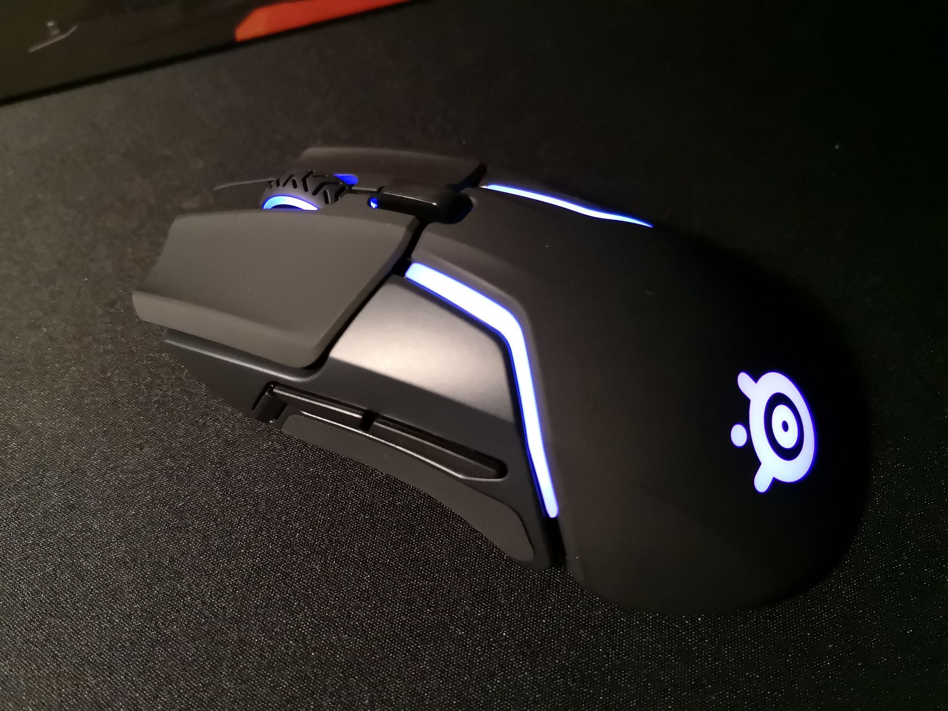 Rival 650 z podświetleniem skonfigurowanym na jednolitą barwę.