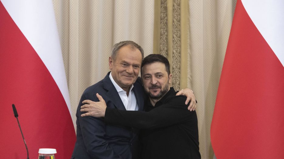 Polish Prime Minister Donald Tusk visits Lviv
epa11782686 Ukrainian President Volodymyr Zelensky (R) and Polish Prime Minister Donald Tusk (L) shake hands at a joint press conference after their meeting in the Western Ukrainian city of Lviv, Ukraine, 17 December 2024. Donald Tusk arrived in Western Ukraine with a surprise visit to meet with top Ukrainian officials amid the ongoing Russian invasion.  EPA/MAXYM MARUSENKO 
Dostawca: PAP/EPA.
MAXYM MARUSENKO
visit, diplomacy, poland, ukraine, prime minister