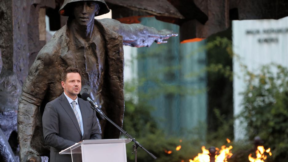 Warszawa. Prezydent Warszawy Rafał Trzaskowski podczas uroczystego Apelu Pamięci, przy Pomniku Powstania Warszawskiego na Placu Krasińskich 