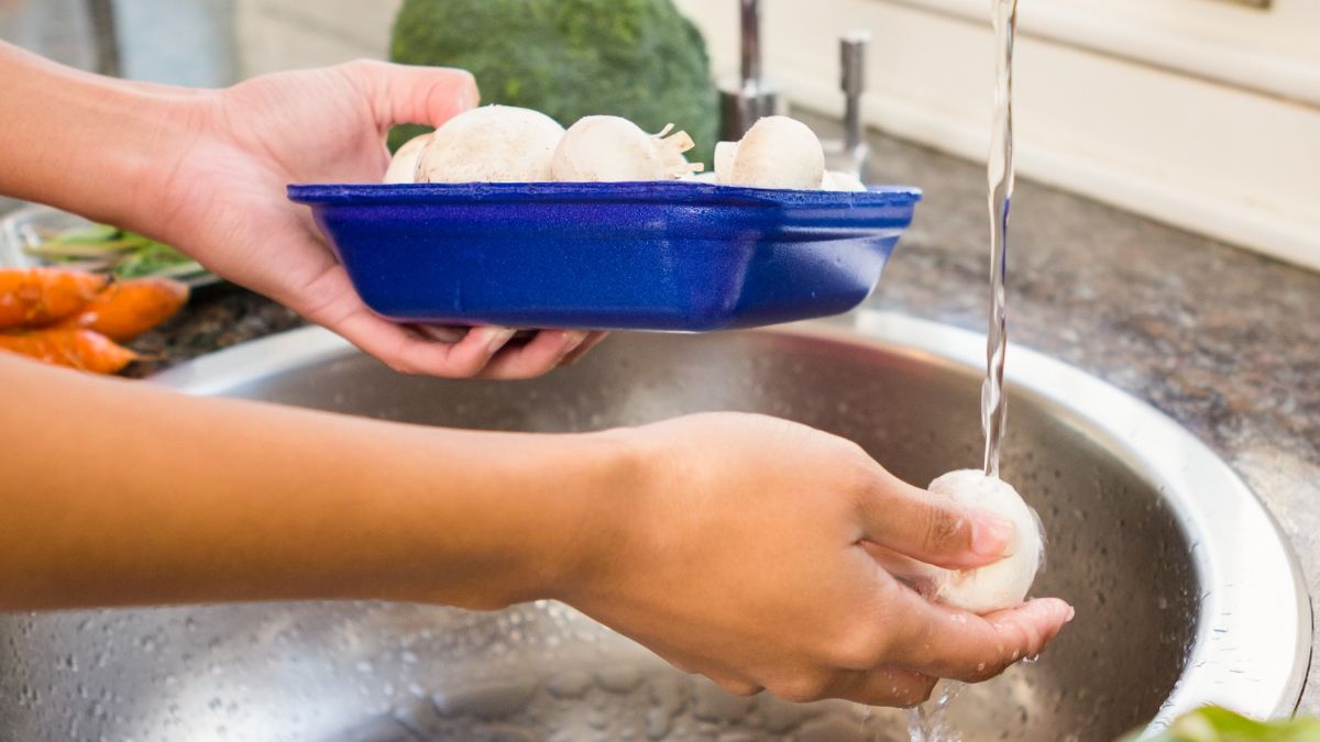 Pieczarki oczyścisz raz-dwa dzięki jednemu trikowi