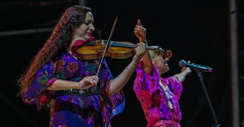 Zakopane: Romsko-żydowskie rytmy rozgrzały miasto. Barbora Botošova Band i Agata Siemaszko na scenie festiwalowej