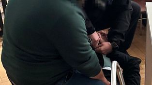 Śmiertelnie pobił człowieka i uciekł z miasta. Policjanci zatrzymali 26-latka na drugim końcu Polski